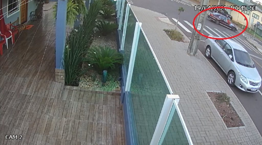 Câmera mostra colisão entre carro e moto no Bairro Guarujá; Motociclista foi arremessado na via