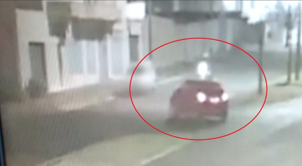 Vídeo mostra batida entre carro e moto na Avenida Brasil, no Bairro Coqueiral