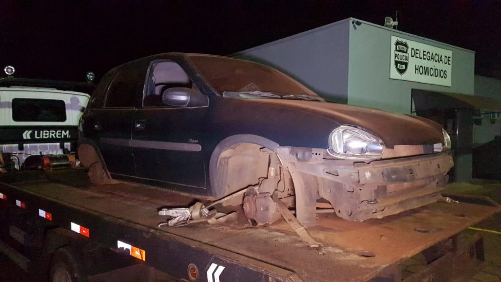 Corsa furtado é encontrado sem as rodas abandonado em estrada rural