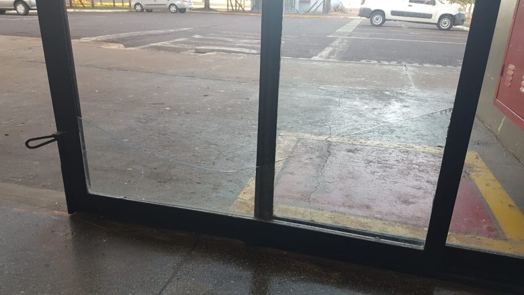 Homem quebra vidro de porta na Rodoviária de Cascavel