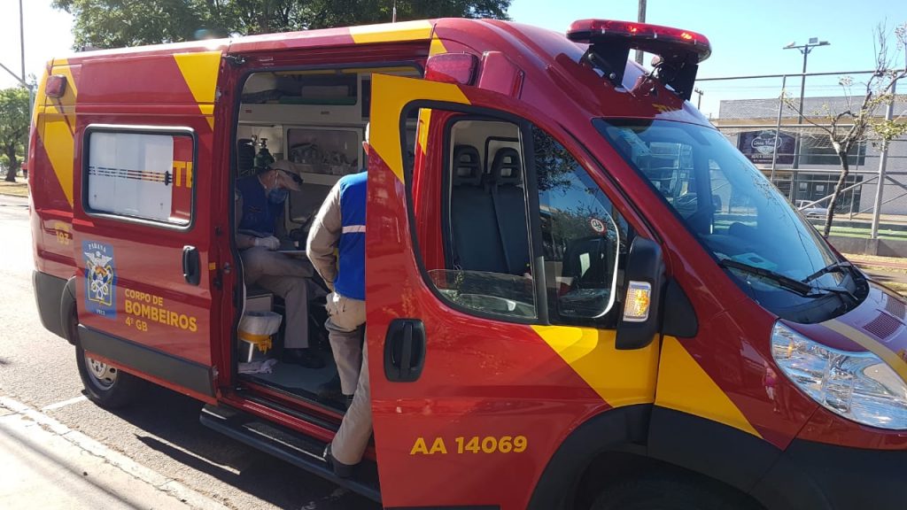 Carro e moto se envolvem em colisão na Avenida Tancredo Neves
