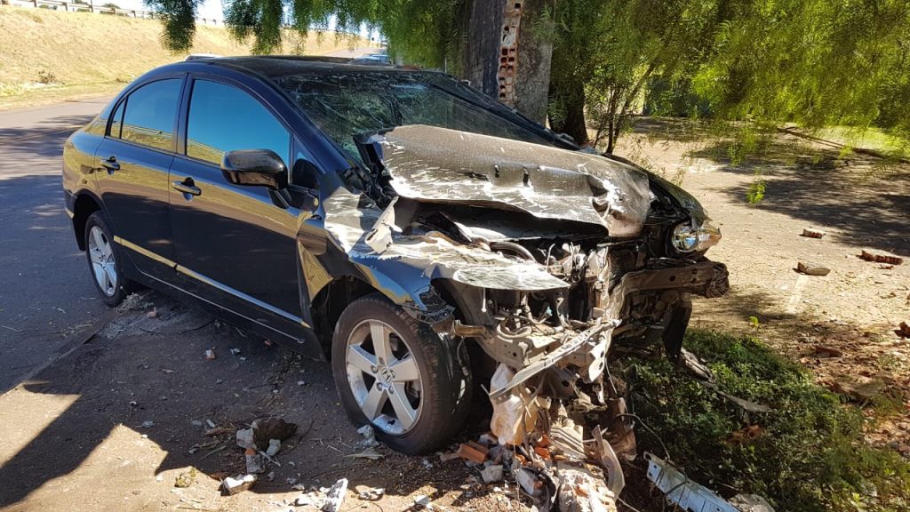 Condutor perde o controle e bate Honda Civic em muro na marginal da PRc-467, em Cascavel