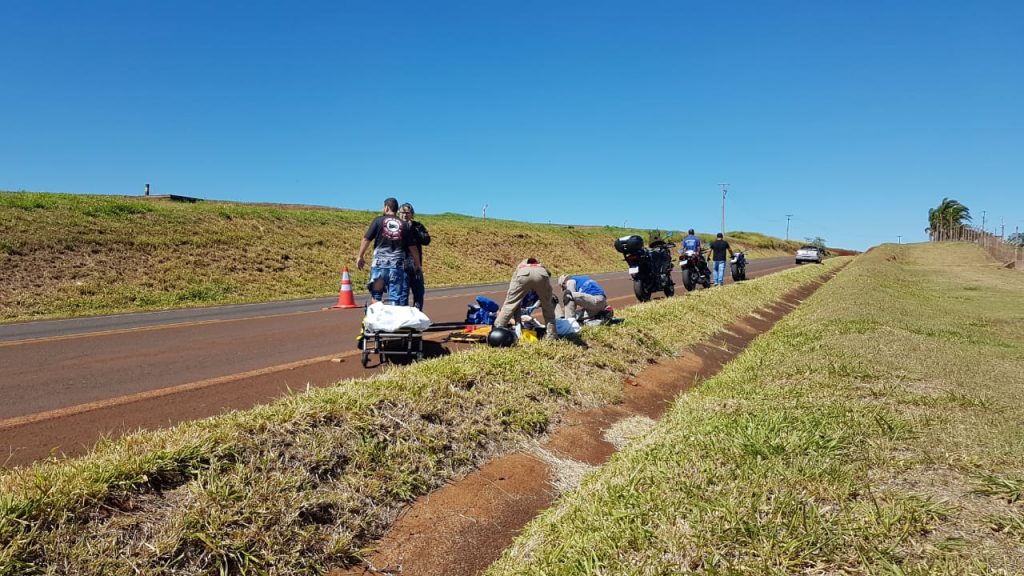 Mulher fica ferida após queda de moto na PR-486, em Cascavel