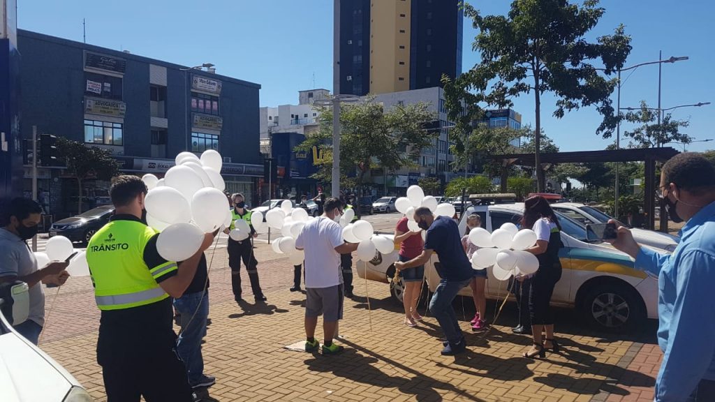 Ação é realizada pela Transitar no Centro de Cascavel em alusão ao Dia Nacional da Paz no Trânsito