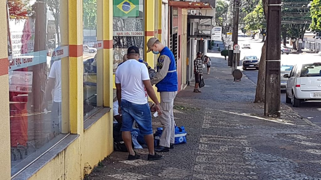 Homem é socorrido pelo Siate na Rua Erechim, após ter sido agredido com paulada na cabeça