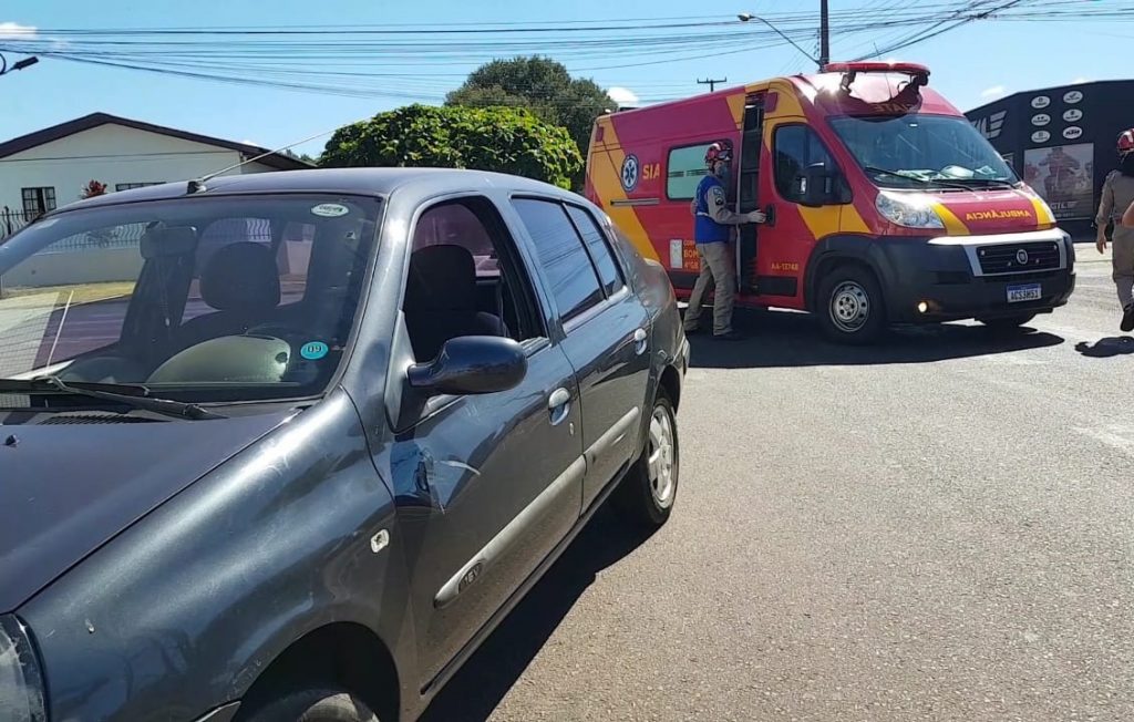 Ciclista de 45 anos sofre contusão na cabeça ao colidir com carro na Rua da Amizade