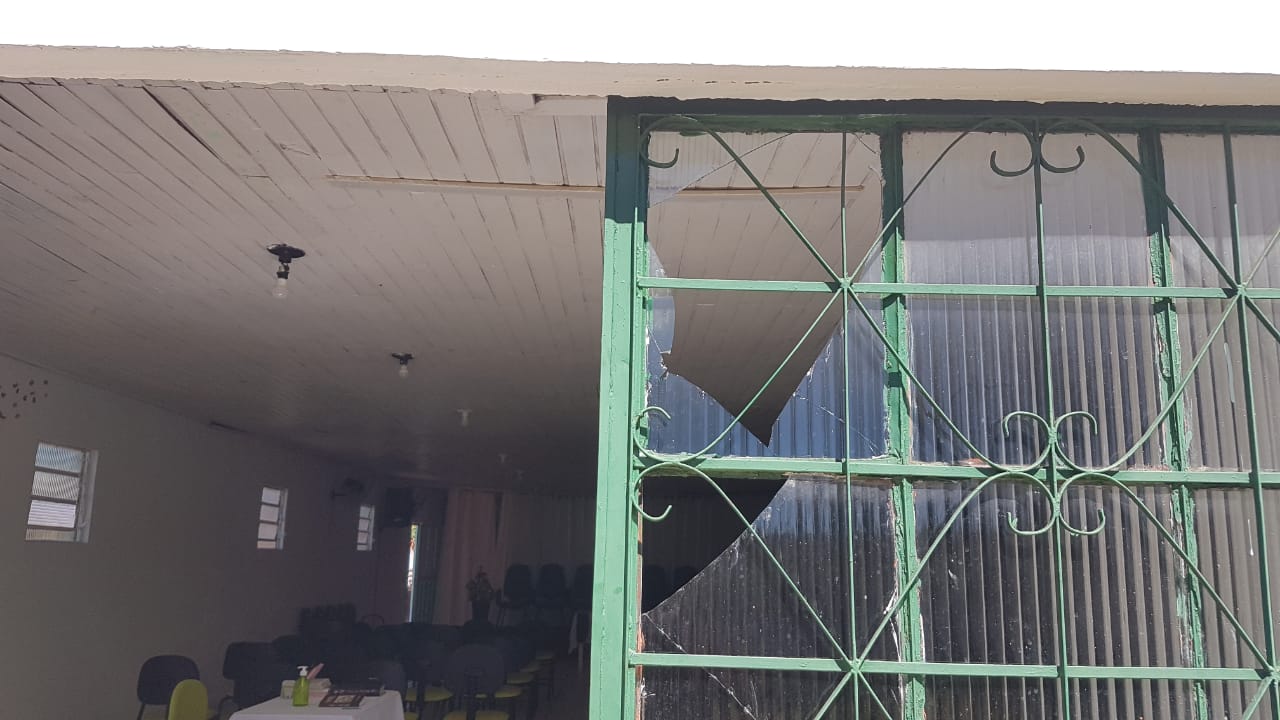 Ladrão arromba igreja no Bairro Tarumã e furta diversos equipamentos musicais Imagem referente a Ladrão arromba igreja no Bairro Tarumã e furta diversos equipamentos musicais