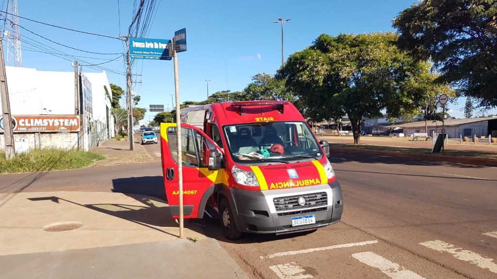Jovem fica ferido ao cair de moto na Avenida Barão do Rio Branco, perto do Trevo da Ceasa