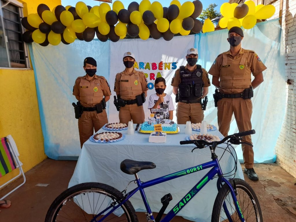 Menino que sonha ser policial ganha bicicleta da PM no dia do aniversário
