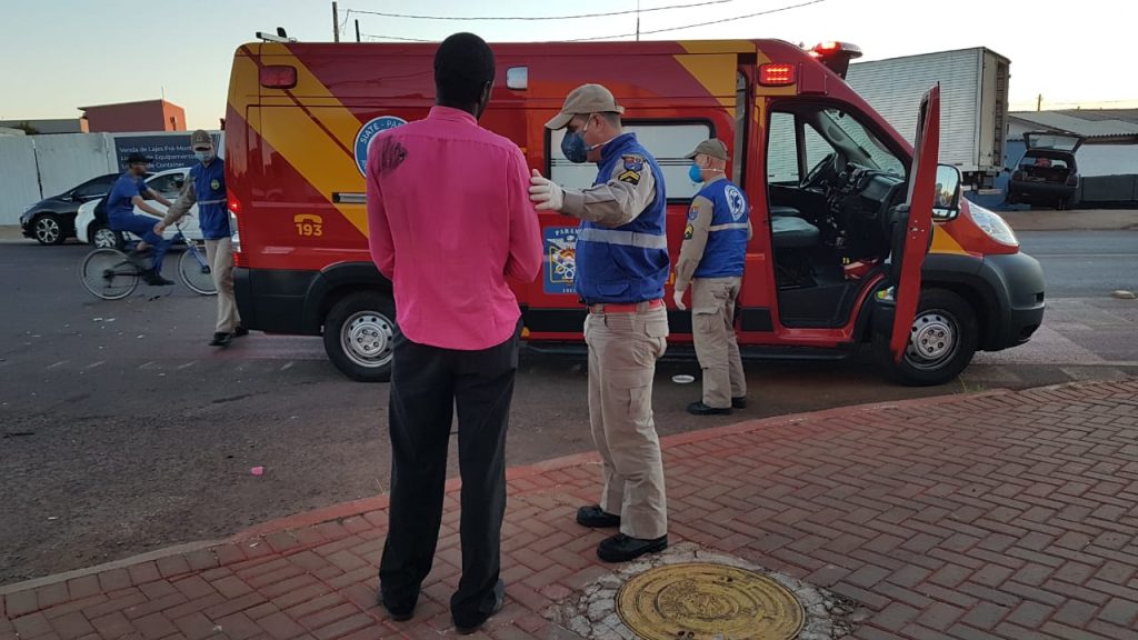 Caminhonete S-10 e moto batem em cruzamento no Bairro Santa Cruz