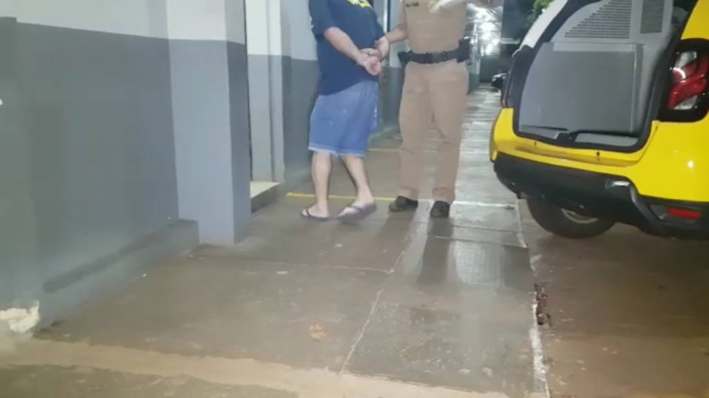 Homem é detido pela Polícia Militar após agredir sua companheira