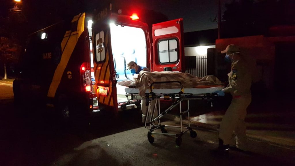 Idosa cai em banheiro de residência e sofre múltiplas fraturas, no Bairro Floresta