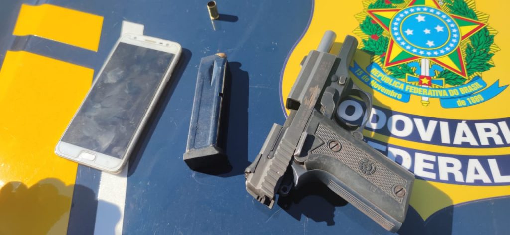 Após troca de tiro, PRF prende homem com pistola 380 em Toledo Após troca de tiro, PRF prende homem com pistola 380 em Toledo