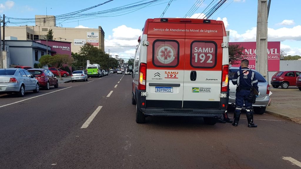 Equipes do Samu atendem mulher que foi encontrada caída em via pública no Centro Equipes do Samu atendem mulher que foi encontrada caída em via pública no Centro
