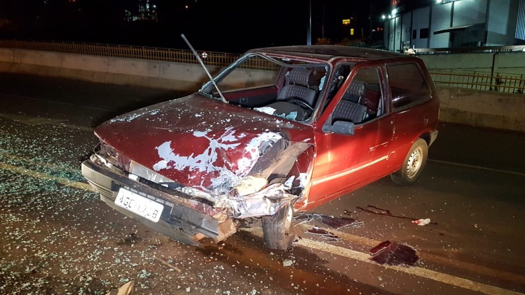 Forte colisão de trânsito é registrada no viaduto da Rua Olindo Periolo Forte colisão de trânsito é registrada no viaduto da Rua Olindo Periolo