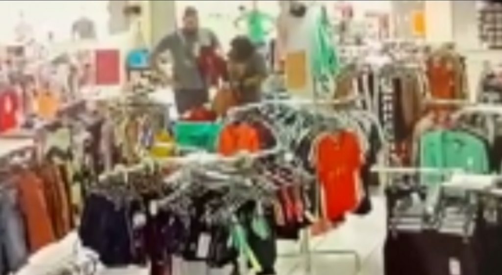 Mulher tenta furtar roupas, é flagrada por segurança e devolve vestimentas Mulher tenta furtar roupas, é flagrada por segurança e devolve vestimentas