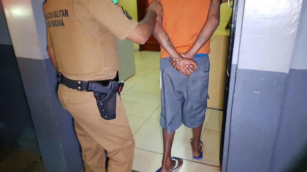 Procurado pela Justiça por crime de furto, homem de 41 anos é preso pela PM no Jardim Gramado