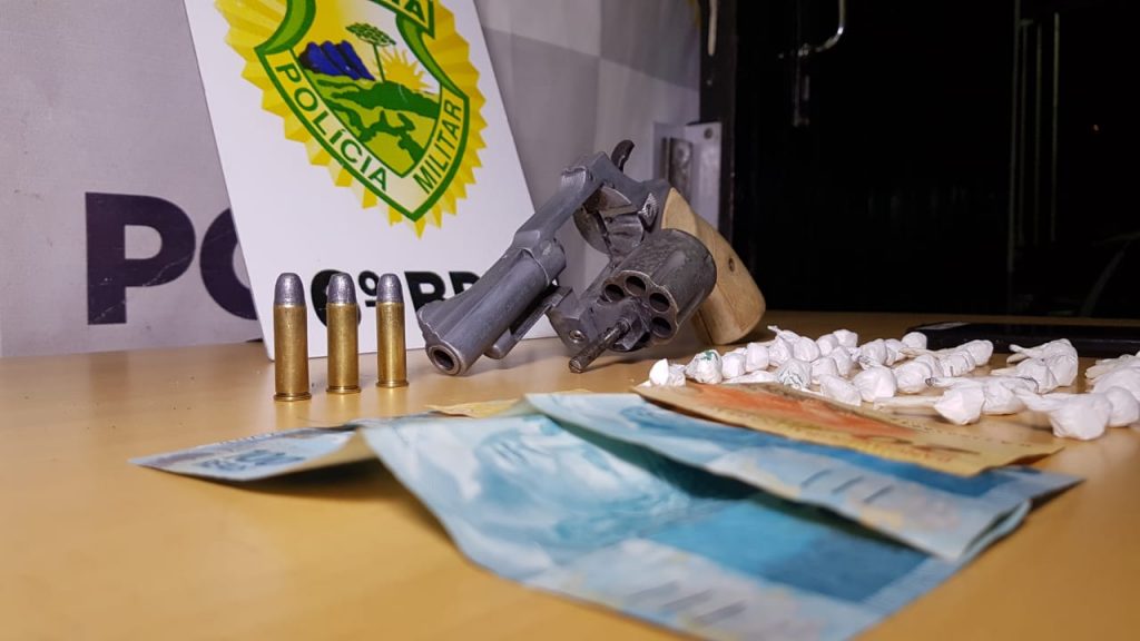 Homem em posse de arma de fogo e drogas é detido pela Rocam na BR-369 Homem em posse de arma de fogo e drogas é detido pela Rocam na BR-369