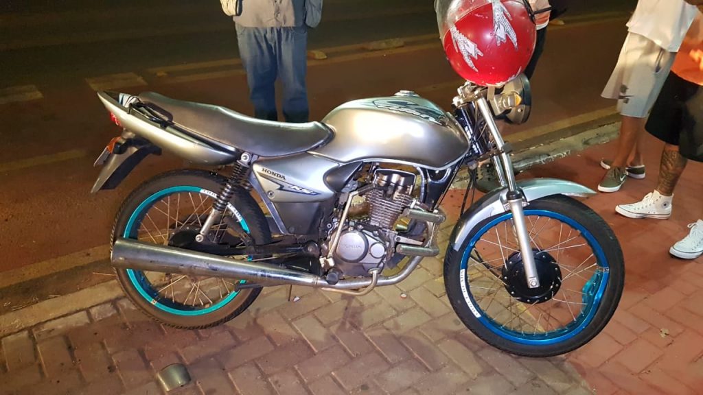 Acidente entre carro e moto na Av. Tito Muffato deixa jovem com suspeita de fratura no nariz Acidente entre carro e moto na Av. Tito Muffato deixa jovem com suspeita de fratura no nariz