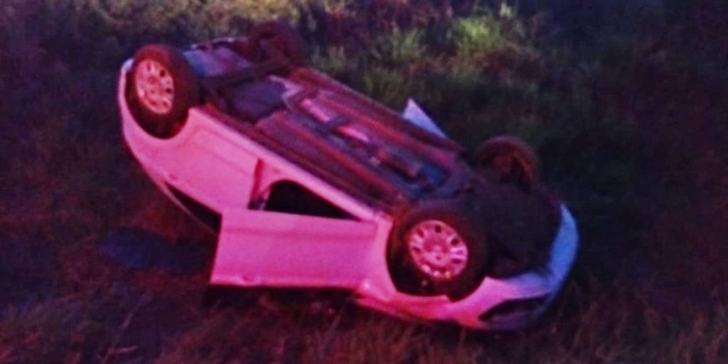 Condutor fica ferida após carro capotar na PR-180 em Marmeleiro Condutor fica ferida após carro capotar na PR-180 em Marmeleiro