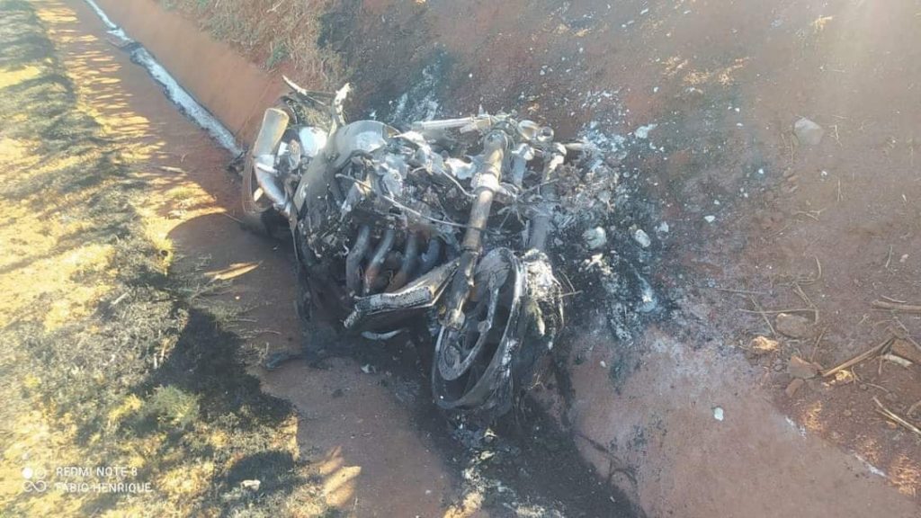 Motociclista morre em acidente na PR-317, em Engenheiro Beltrão; moto ficou destruída após incêndio