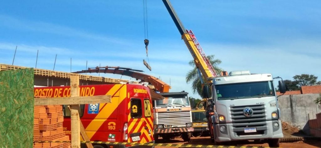 Ação conjunta do Corpo de Bombeiros seguiu até 21h para retirada de vítimas de desabamento de prédio em Foz do Iguaçu