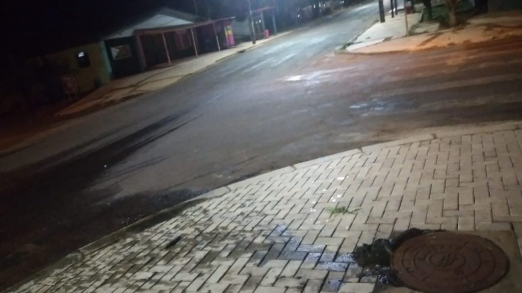 Vazamento em esgoto no Jardim Consolata emite mau cheiro e causa incômodo aos moradores