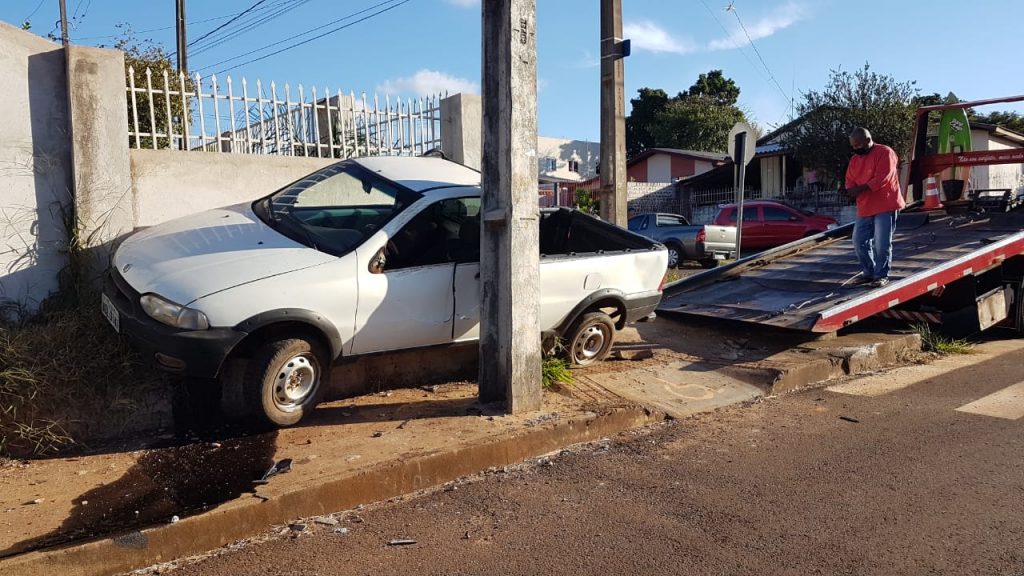 Fiat Strada invade calçada fica ‘preso’ entre poste e parede de residência no Brasmadeira