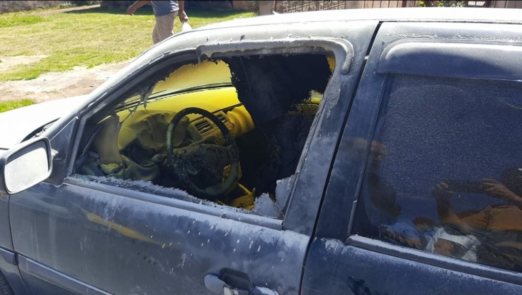 Homem rouba moto de mototaxista para comprar combustível e em seguida ateia fogo no carro da ex-esposa, em Londrina