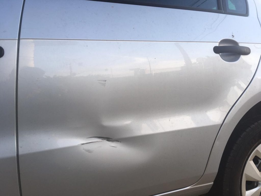 Câmeras de segurança registram o momento em que Fiat Uno colide em Gol estacionado Câmeras de segurança registram o momento em que Fiat Uno colide em Gol estacionado