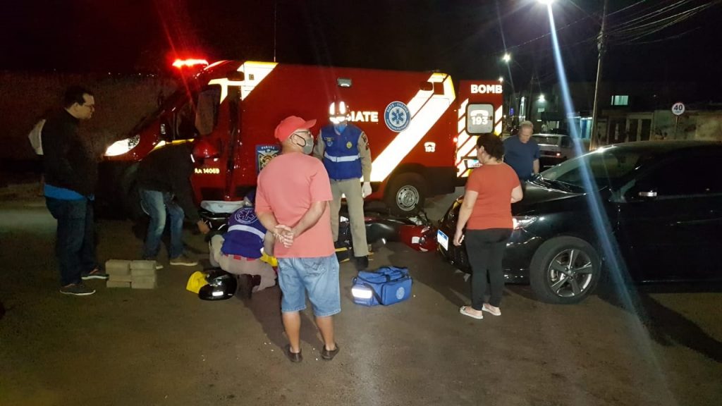 Carro e moto se envolvem em acidente na Rua Itália, no Bairro Cascavel Velho