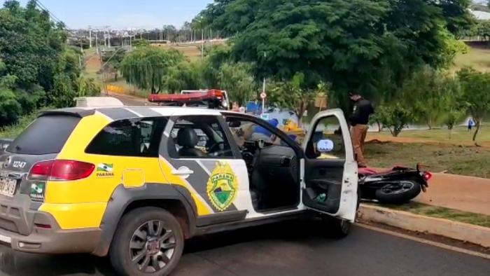 Motociclista com veículo irregular colide em viatura após perseguição policial em Londrina