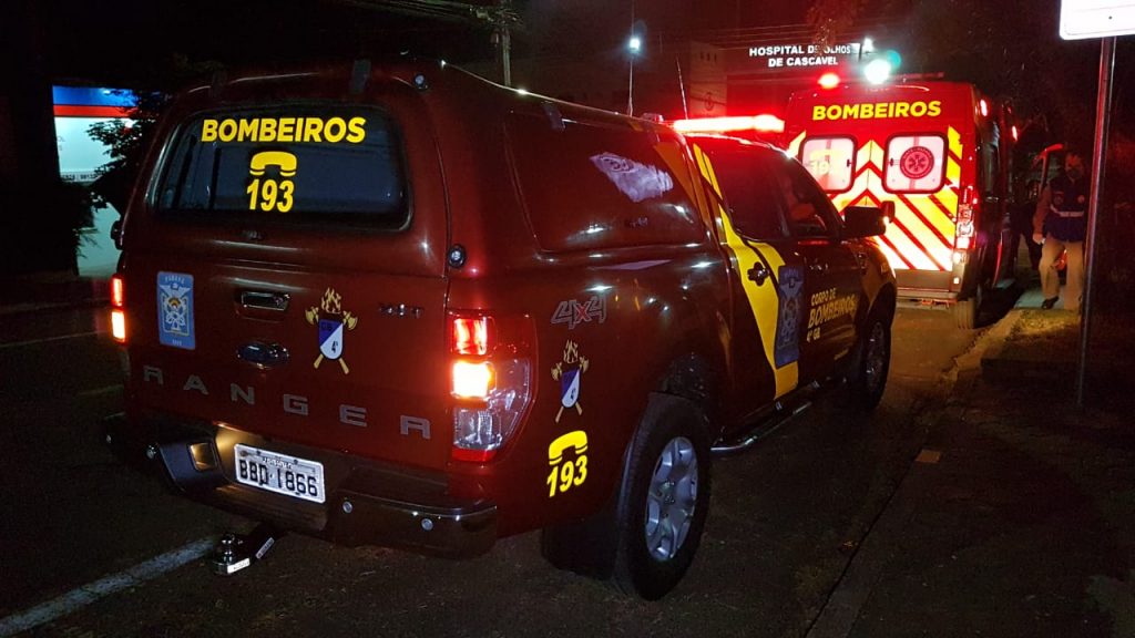 Socorristas e médico do Siate atendem idosa vítima de queda no Centro de Cascavel Socorristas e médico do Siate atendem idosa vítima de queda no Centro de Cascavel