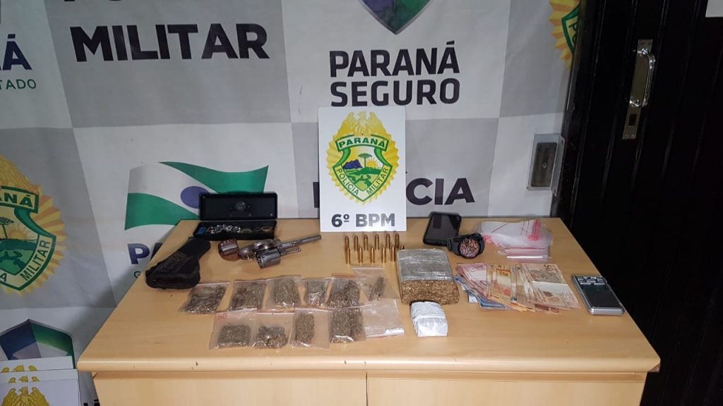 Jovem é preso pela Polícia Militar com maconha, cocaína e porte ilegal de arma de fogo, no Bairro Santa Cruz
