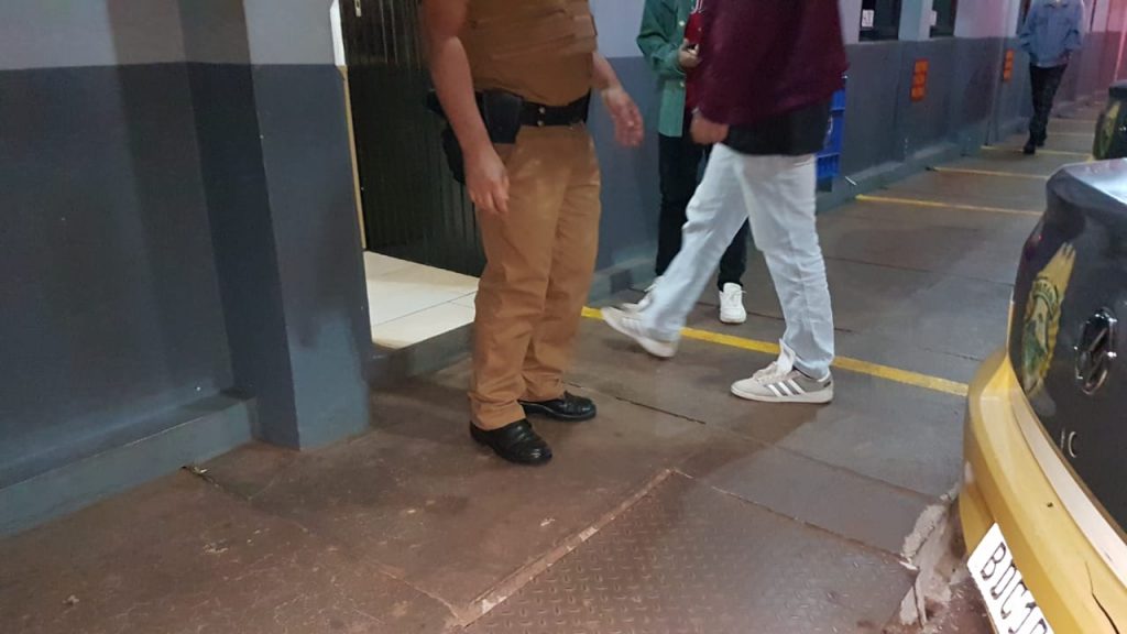Jovem é detido pela PM após agredir sua irmã, no Bairro Coqueiral