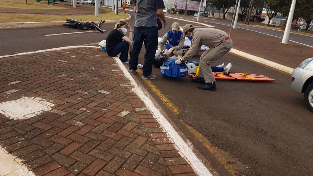 Renault Clio e motocicleta se envolvem em acidente na rotatória da Praça da Bíblia, no Centro Renault Clio e motocicleta se envolvem em acidente na rotatória da Praça da Bíblia, no Centro