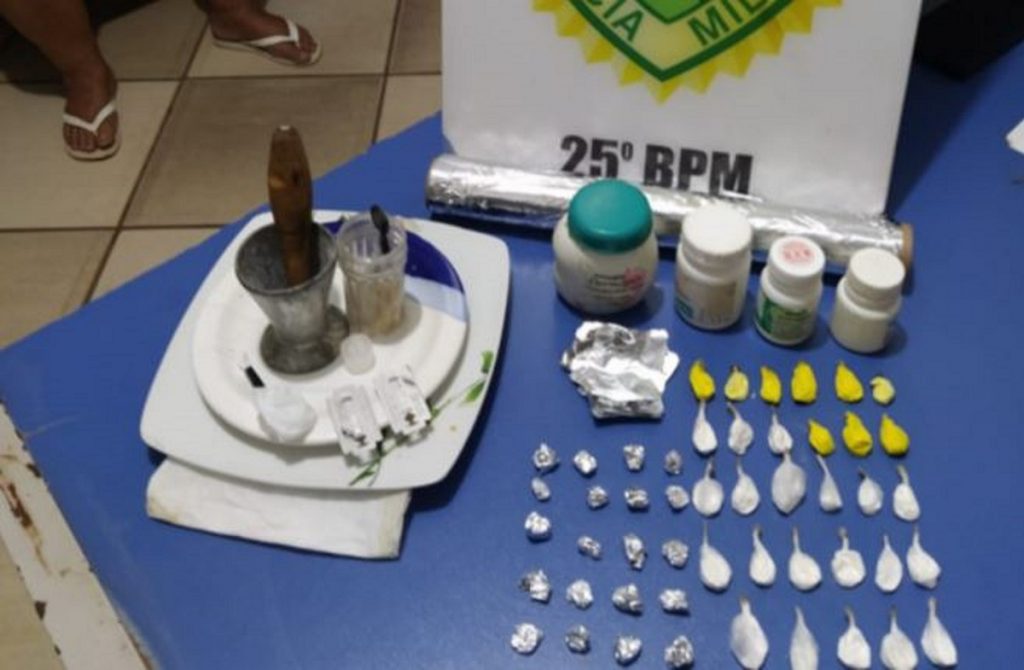 Mulher é presa pela ROTAM com cocaína e crack na Rua Tocantins
