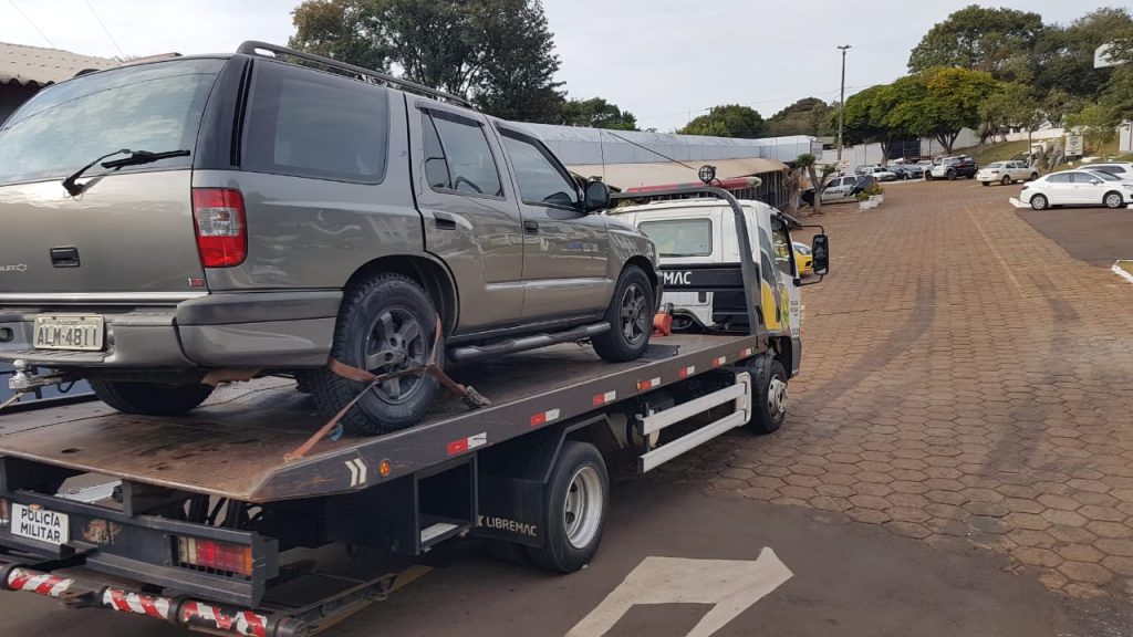 Blazer tomada em assalto no Centro é localizada na marginal da BR-467, em Cascavel Blazer tomada em assalto no Centro é localizada na marginal da BR-467, em Cascavel