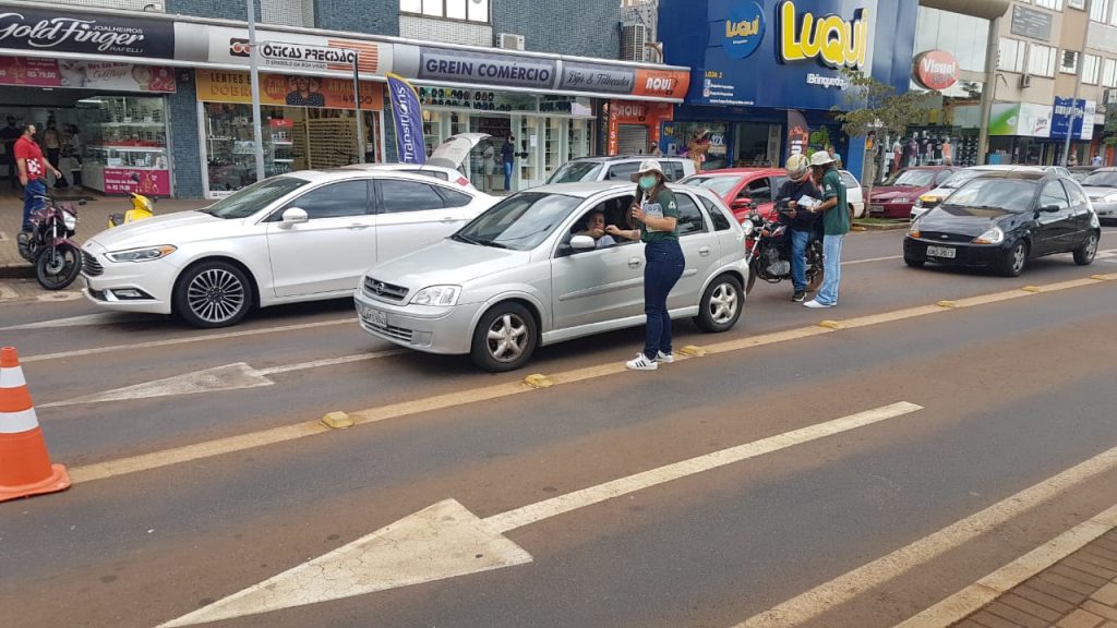 Sacos de ráfia são entregues à comunidade para incentivar a separação de recicláveis Sacos de ráfia são entregues à comunidade para incentivar a separação de recicláveis