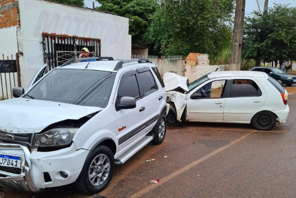 Batida entres três veículos é registrada na Rua Gandhi Batida entres três veículos é registrada na Rua Gandhi
