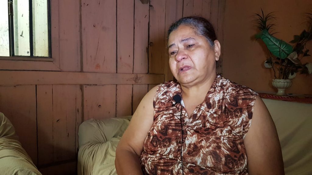Passando por dificuldades, moradora pede ajuda para reconstruir casa que está precária no Santa Felicidade