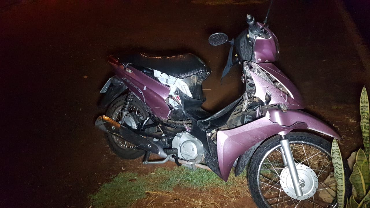 Mulher fica ferida em colisão entre Honda Biz e Meriva na marginal da BR-277, no Santa Felicidade