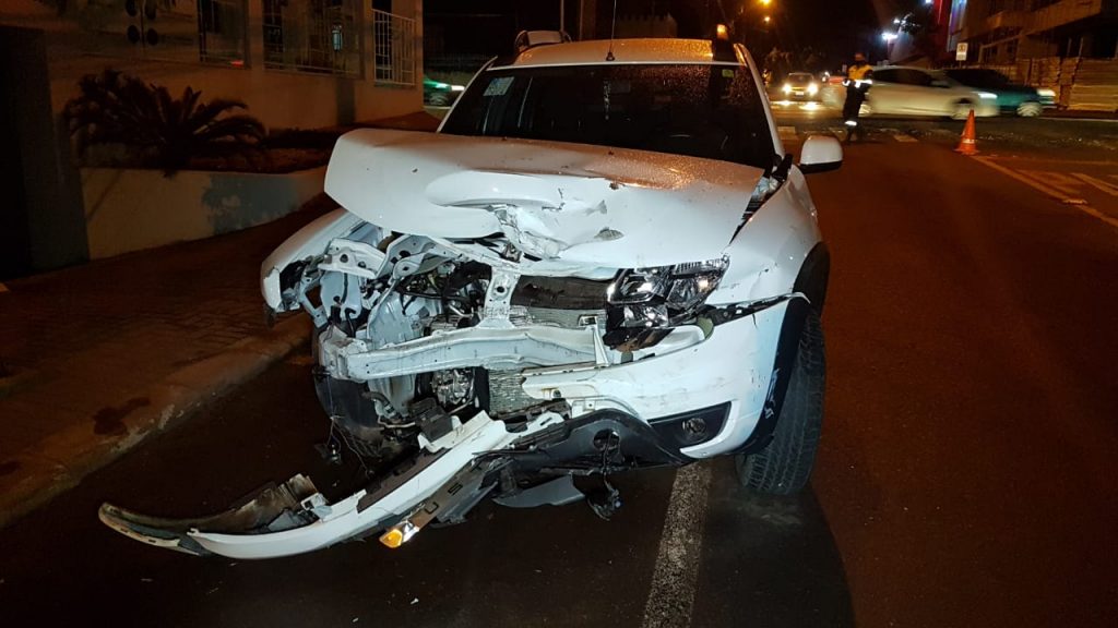 Forte colisão de trânsito envolvendo dois carros deixa homem ferido na Rua Marechal C. Rondon, no Centro