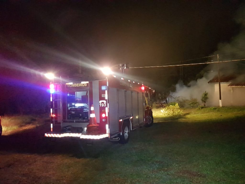 Incêndio destrói residência às margens da BR-277, em Cascavel; Bombeiros e PM foram mobilizados