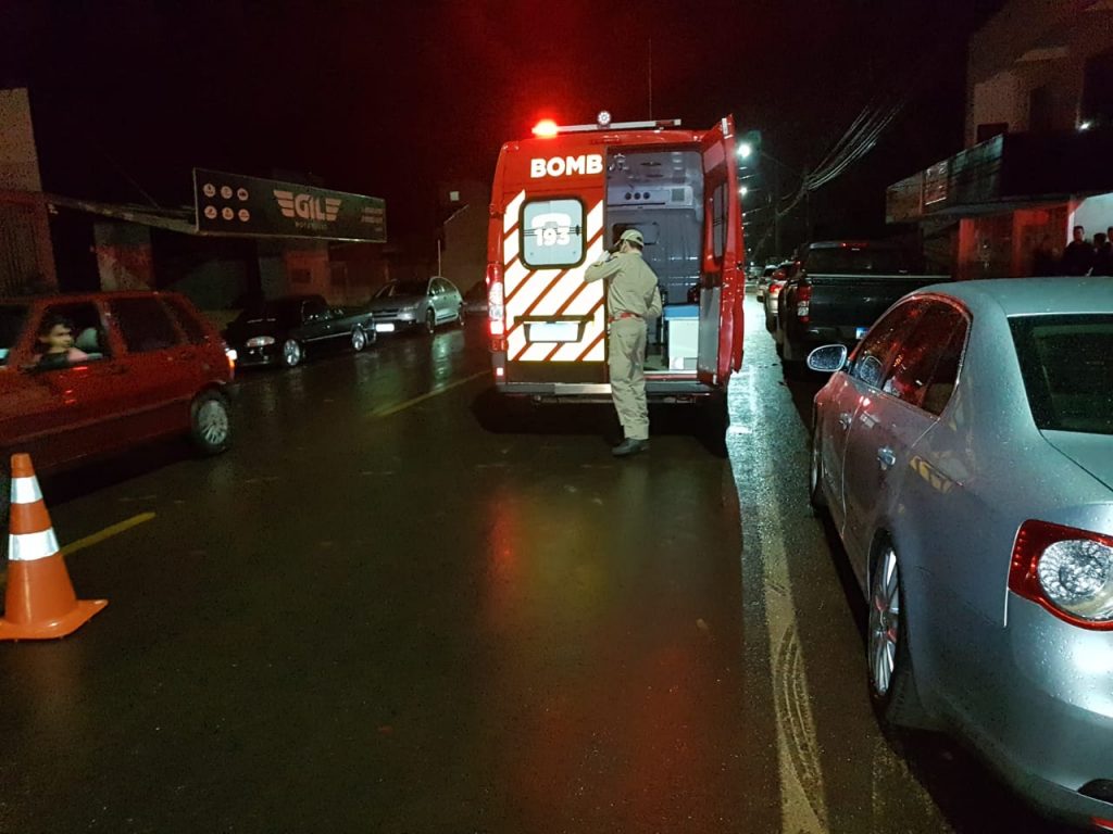 Duas pessoas são socorridas pelo Siate após colisão entre carro e moto na Rua Itália, no Cascavel Velho