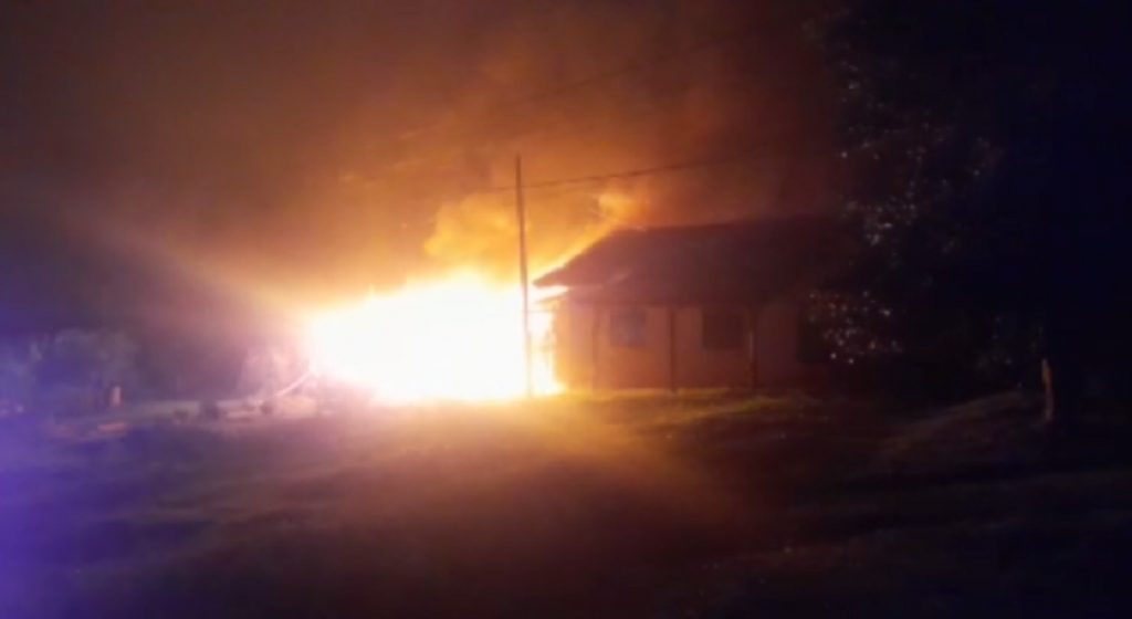 Vídeos mostram casa em chamas às margens da BR-277, em Cascavel