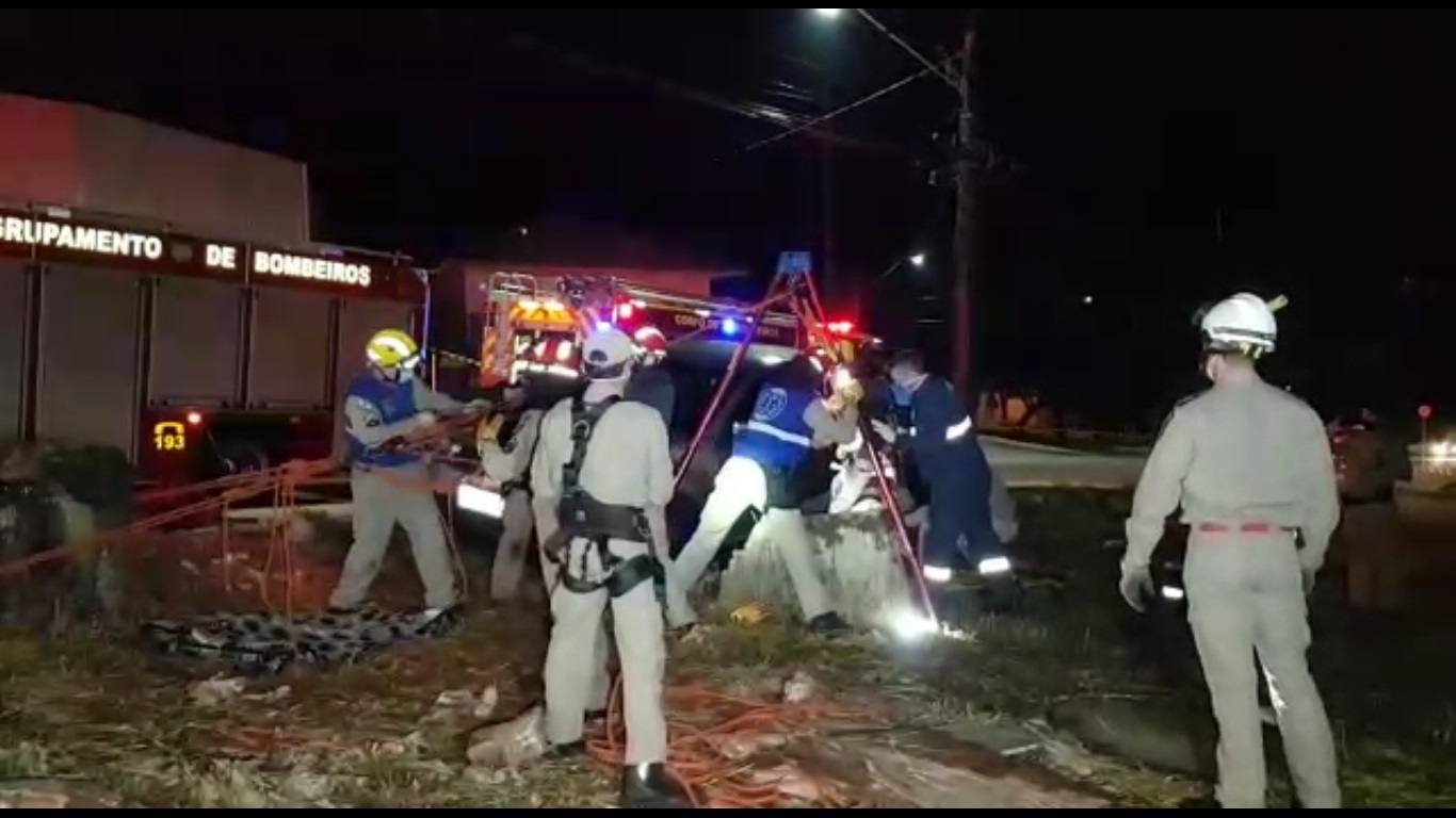 Veja o momento exato que o Corpo de Bombeiros consegue içar vítima que caiu em poço