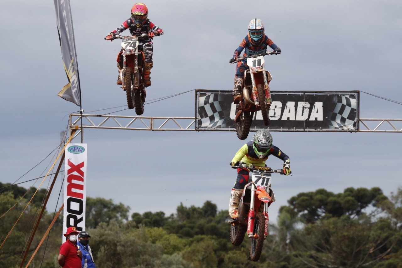 Mais de 500 atletas participam da abertura do Paranaense de Motocross em Cascavel