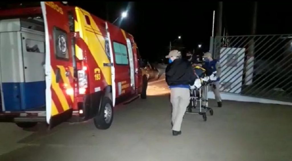Motociclista tenta desviar de cachorros e cai sofrendo contusões na Rua Jorge Lacerda, no Bairro Cancelli