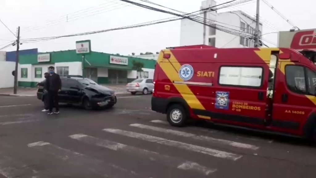 Carros se envolvem em colisão na Avenida Carlos Gomes com a Rua Santa Catarina